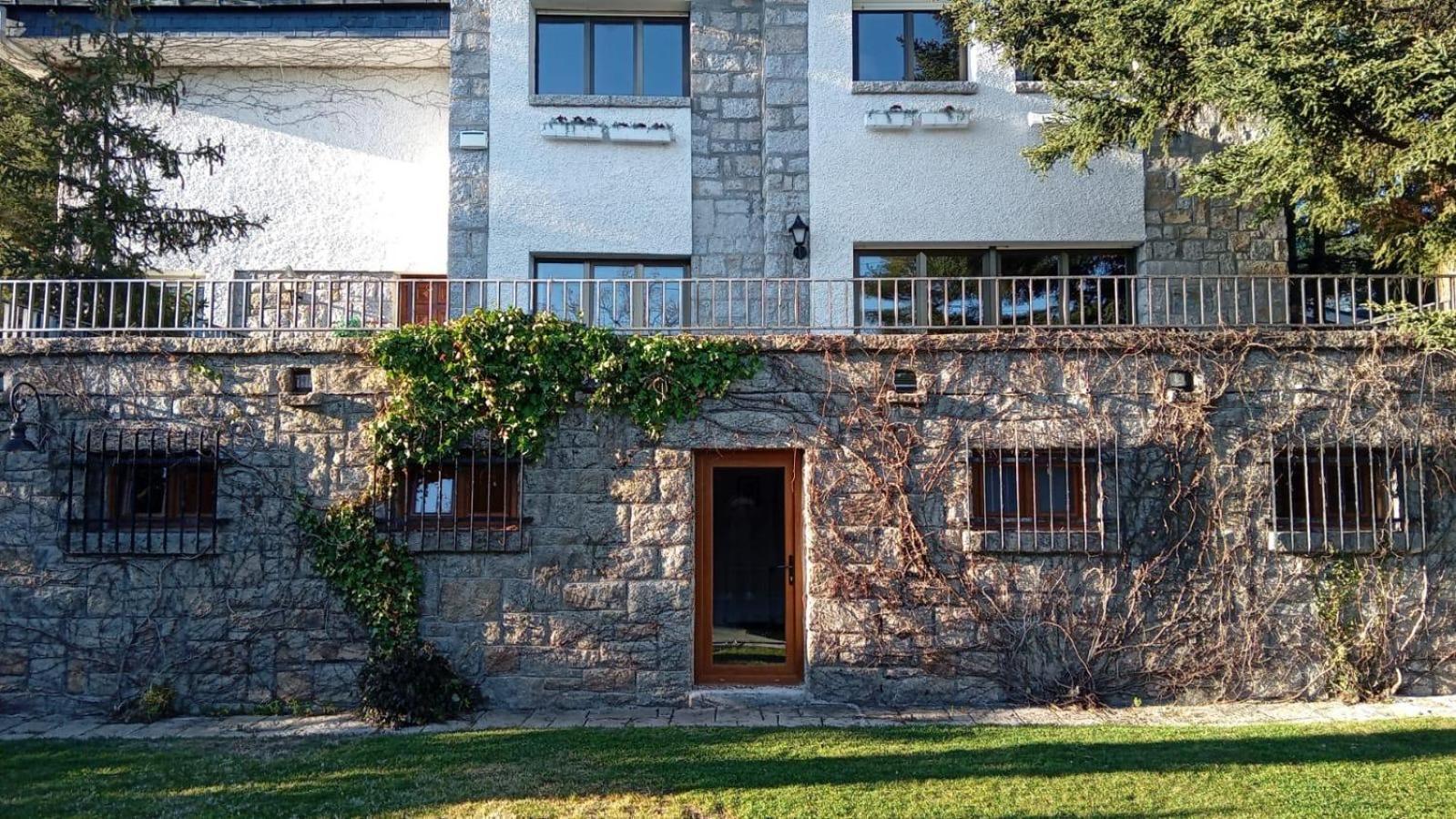 Los Cedros, Gran Chalet Con Piscina Y Apartamento En Navacerrada Exterior photo